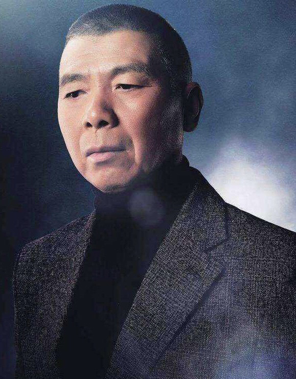 冯小刚|冯小刚身价上亿忙工作，姐姐独自照顾瘫痪在床的母亲16年，托弟找工作被拒