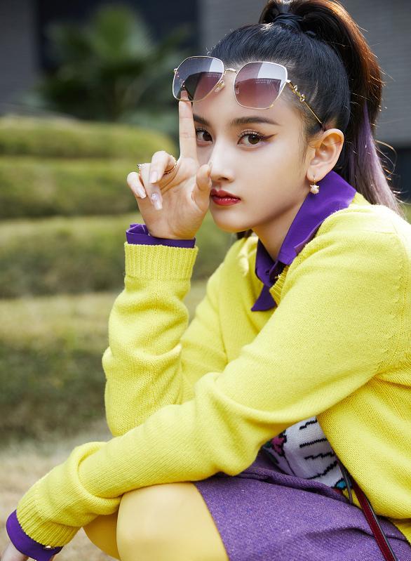 宋祖儿|有种坐姿叫宋祖儿，左右腿互相反着放，一时都分不清哪条是哪条了