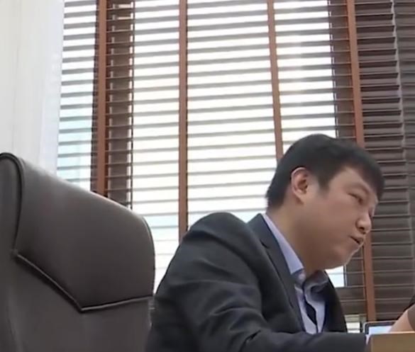 黄瓜 年轻美女跟美容院合作，不料自己整成嘴歪眼斜，负者人：她是医闹