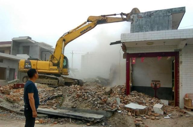 宅基地|农村有房的“偷乐”吧，根据今年的新规，宅基地将跟着房子“走”
