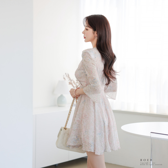 心壹文学|女神孙允珠高清时尚搭配:芳夏梅雨萦波鸢蓝小花轻纱裙