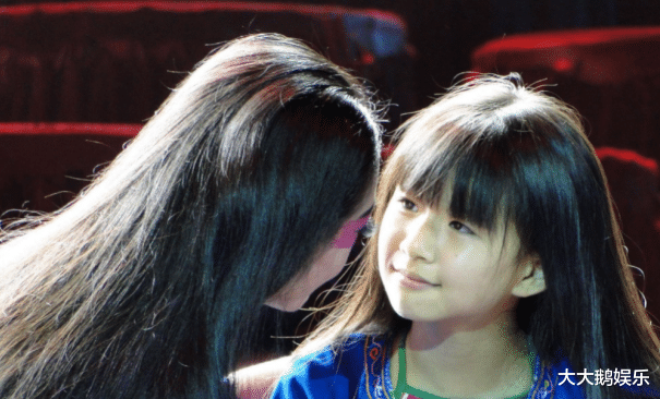 小彩旗|小彩旗：春晚一夜成名，因叛逆被杨丽萍放弃培养，如今怎样了？