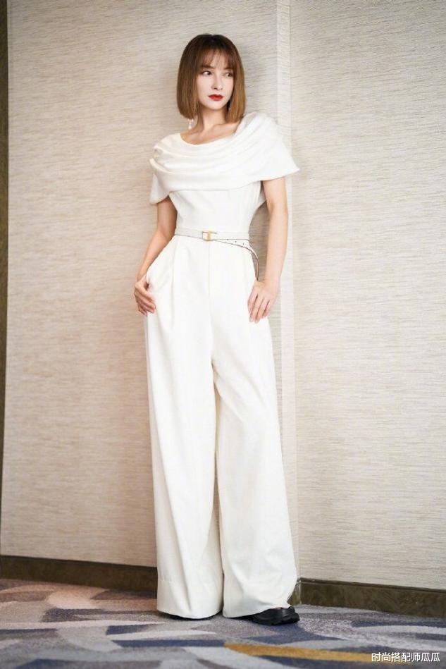 明星|?减肥成功的吴昕真惊艳！一袭白色连体衣高级时髦，大长腿真抢镜