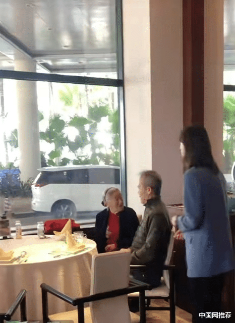 中国网推荐 70岁王石与田朴珺同框,头发花白精神状态好,妻子年轻有活力