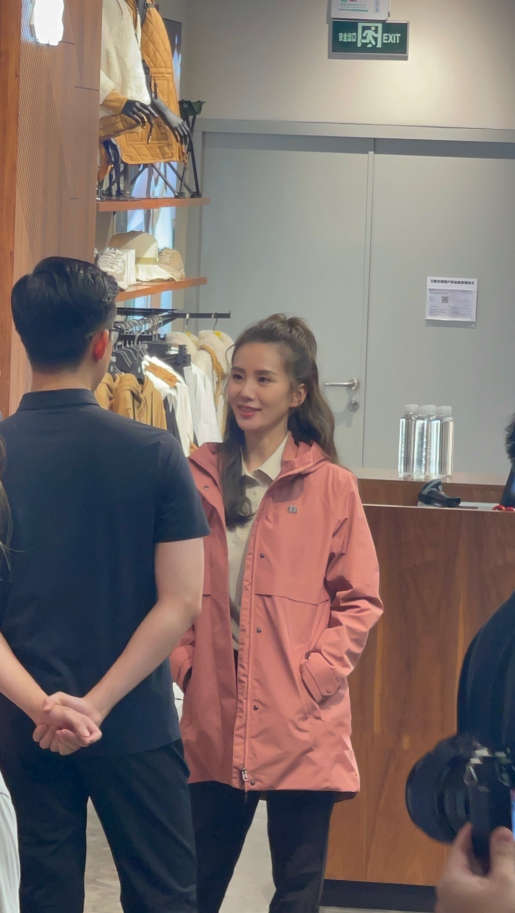 穿衣搭配|刘诗诗的生图丝毫不输精修图，怼脸拍都没细纹，穿搭普通却很甜美