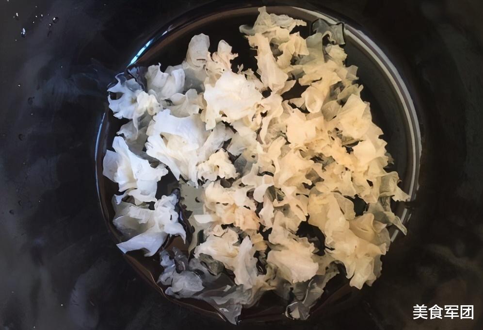 |消暑润肺的一道银耳粥，香甜可口，5分钟就能做好