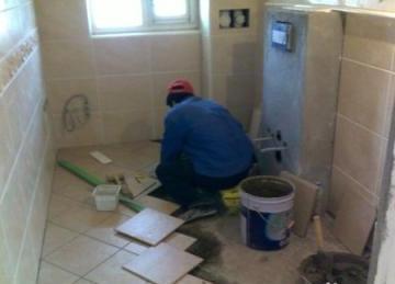 |老公硬要卫生间“四边走水”!师傅竖起大拇指来夸:果然是行家!