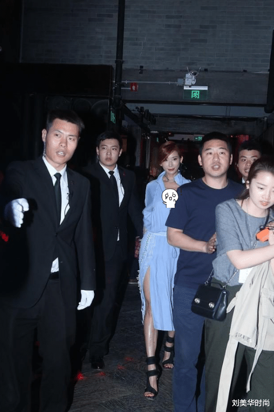 素描|林志玲太低估自己的身材，宽松款穿成紧身衣，不系扣子更显比例