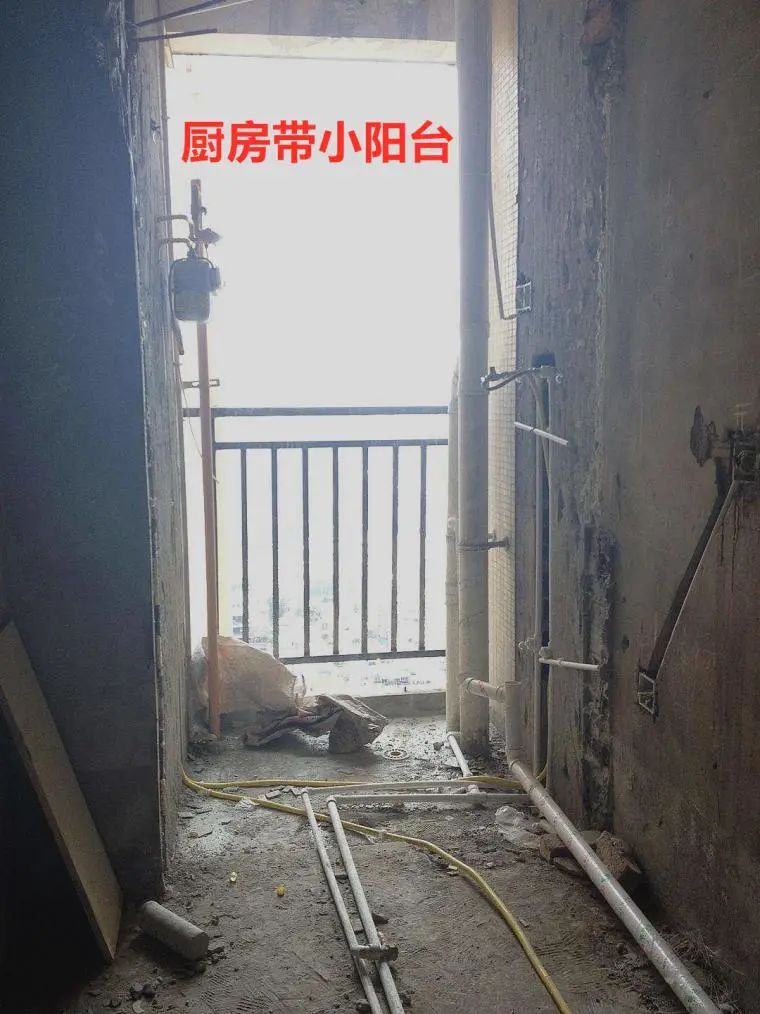 厨房连着小阳台的户型,你家准备打通扩入厨房,还是用来晒衣服?