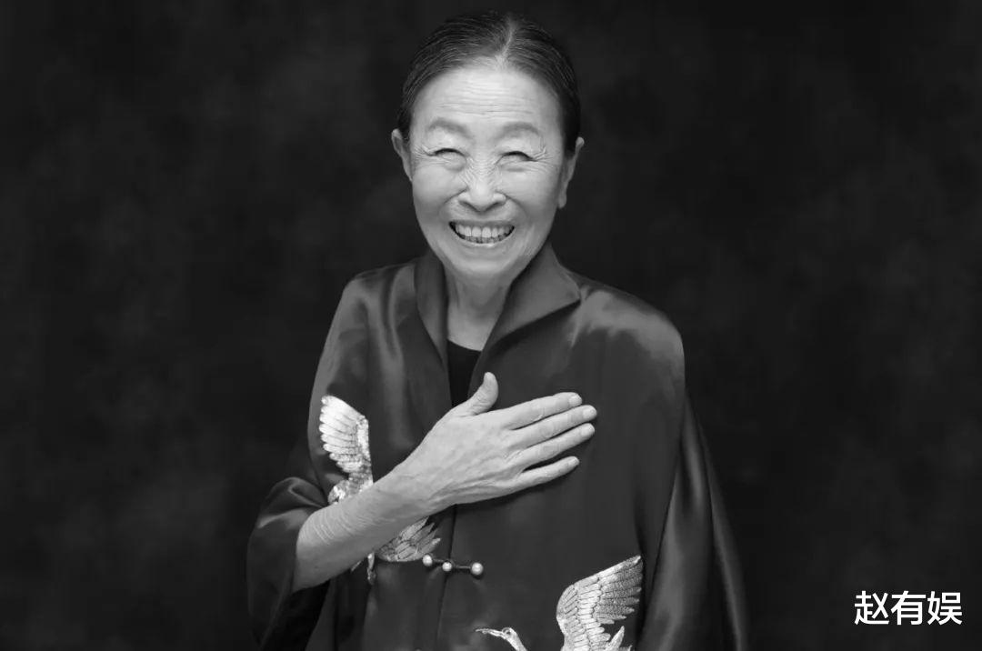 冯小刚|母亲瘫痪，冯小刚开300万宾利看望，姐姐求他：能不能帮忙找个活