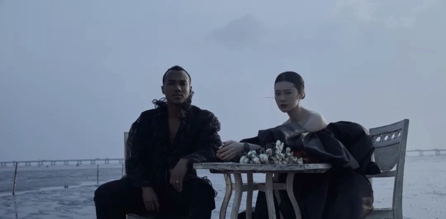 上海申花|申花30岁黑人混血后卫大婚！中国娇妻颜值获称赞，国足红星出任伴郎