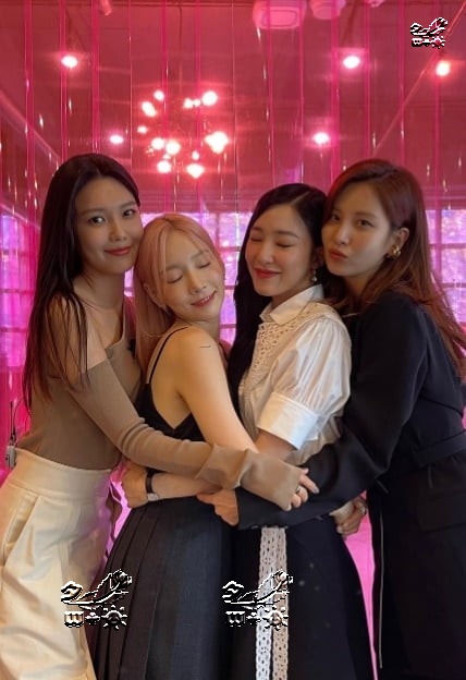 肖战|少女时代崔秀英、金泰妍、Tiffany、徐贤聚在一起很开心…