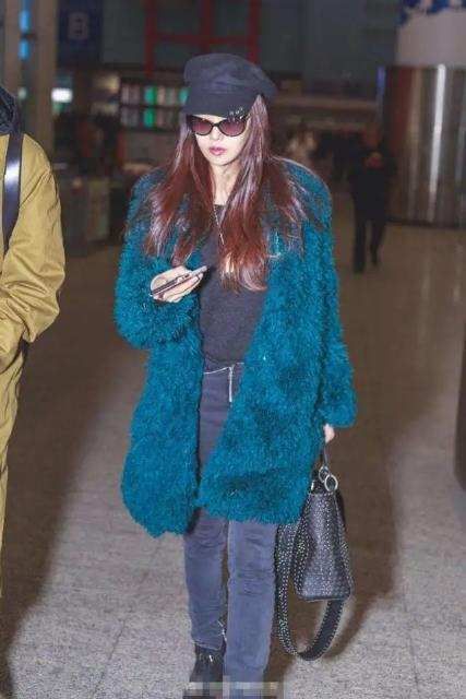 伊能静|伊能静离开滤镜仍惊艳，穿白裙配上粉色蝴蝶结，看不出真实年龄