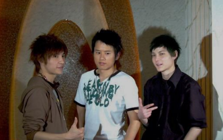 薛之谦|薛之谦、张杰粉丝开撕，指张杰在机场带保镖横冲直撞，事情有反转