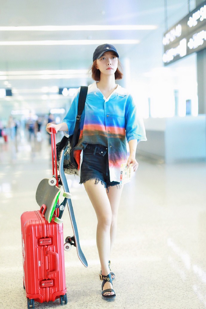 混搭时尚Anna|王珞丹终于忍不住在机场秀腿,169cm穿短裤穿出179cm,腿细得真实