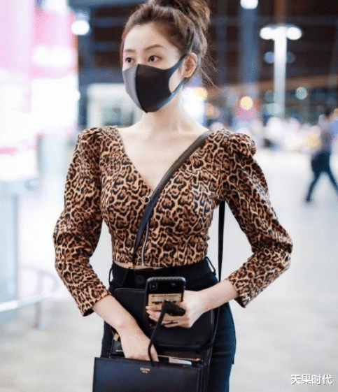 天果时代|张天爱腰臀比太迷人，豹纹上衣勒出饱满曲线，高腰长裤穿出大长腿