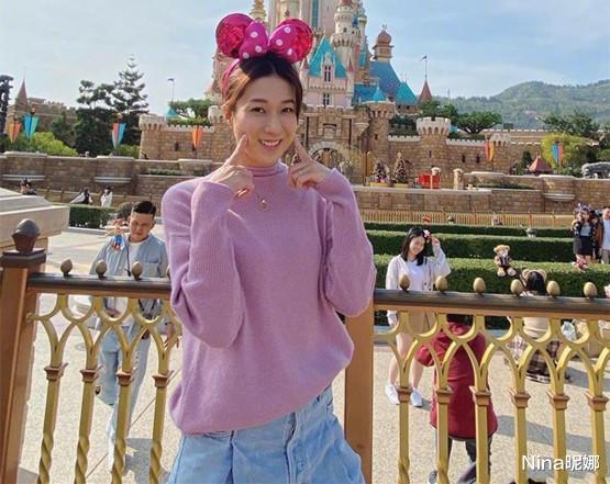 钟嘉欣|真替钟嘉欣捏把汗!走TVB颁奖红毯就穿西装,搭透视装众女星成陪衬