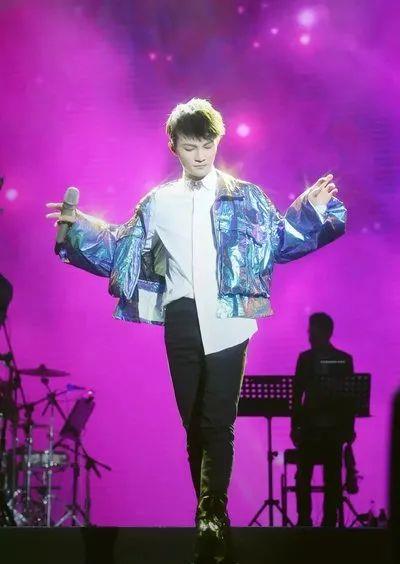 陈飞宇|黑高跟，红内裤，当街狗爬：“辣眼妖男”不封杀？