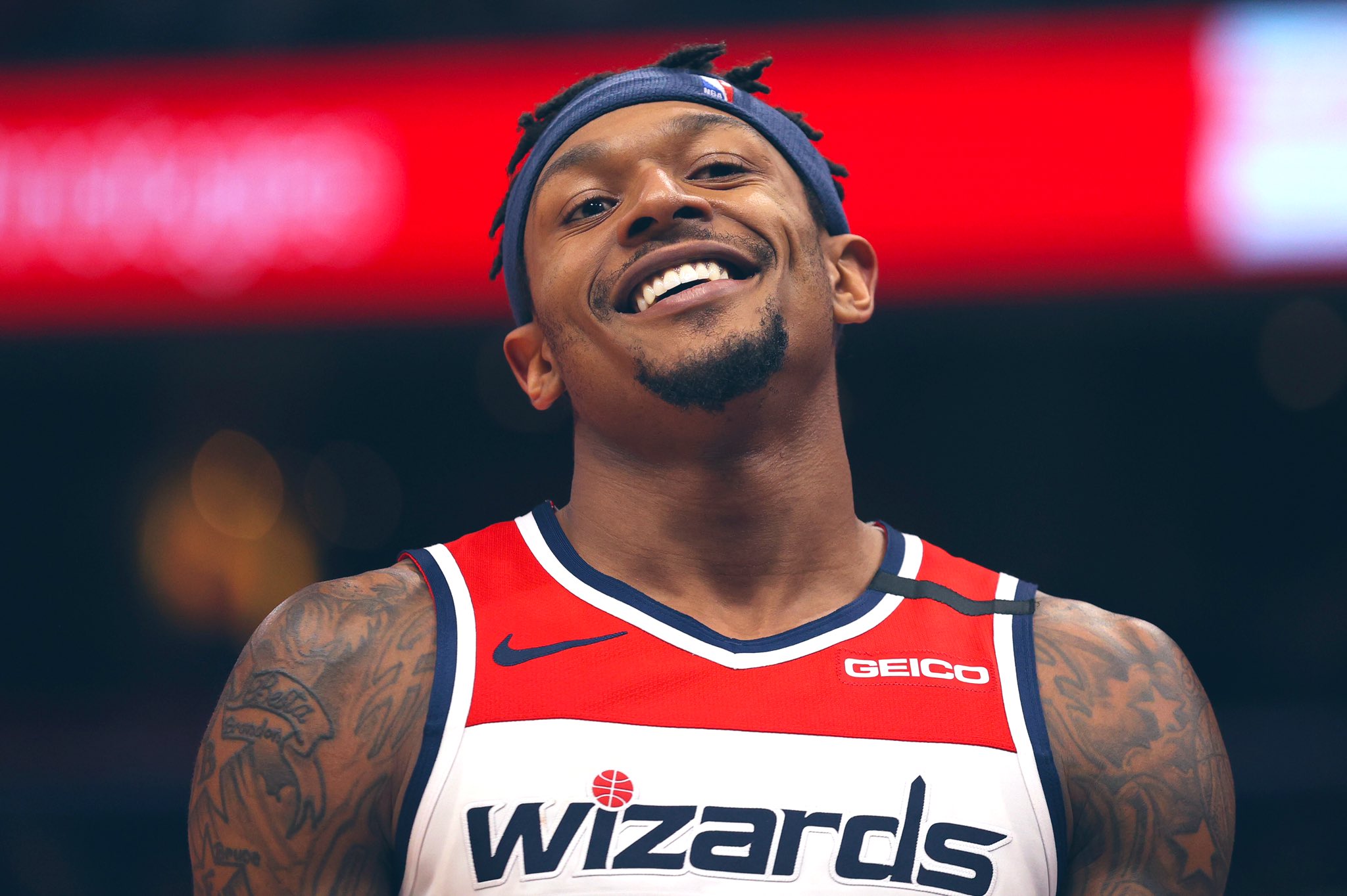 比尔|领先0.12分！比尔45分反超库里夺回得分王，赛后小拳捶打德罗赞胸口