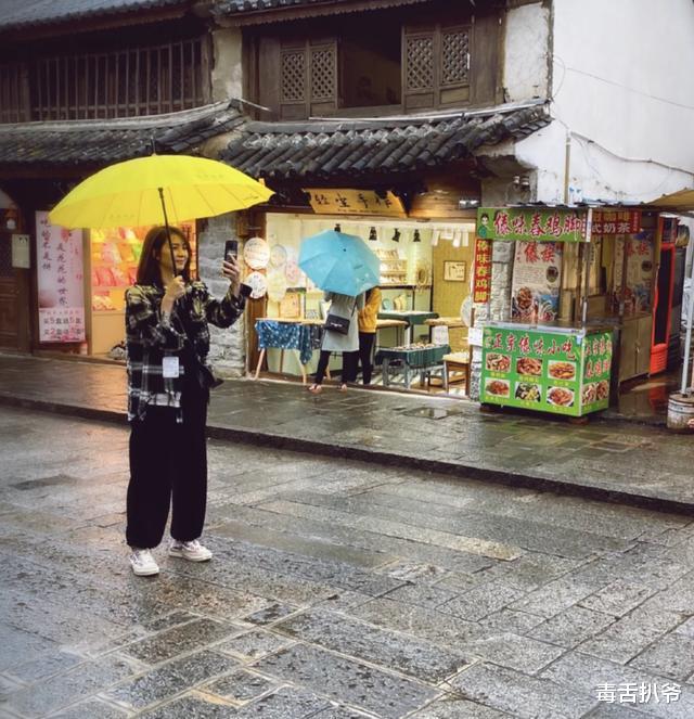 洪欣|洪欣一家三口久违同框，张丹峰牵着女儿揽着妻子，画面太温馨！