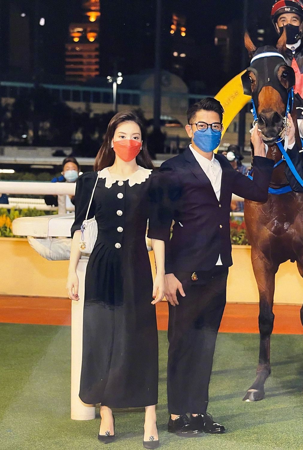 郭富城|56岁郭富城“不服老”，西装造型时髦帅气，和34岁的妻子很般配