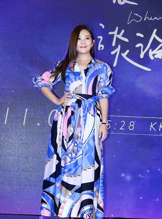 波波的时尚|40多岁的梁静茹妆容精致，长发披肩好有气质，看起来并不老