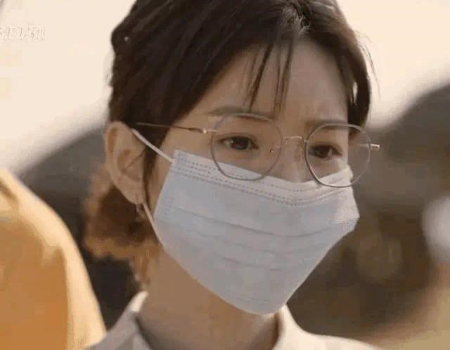 高秀敏|《埃博拉前线》这部剧中毛晓彤的口罩为什么戴的这么敷衍？