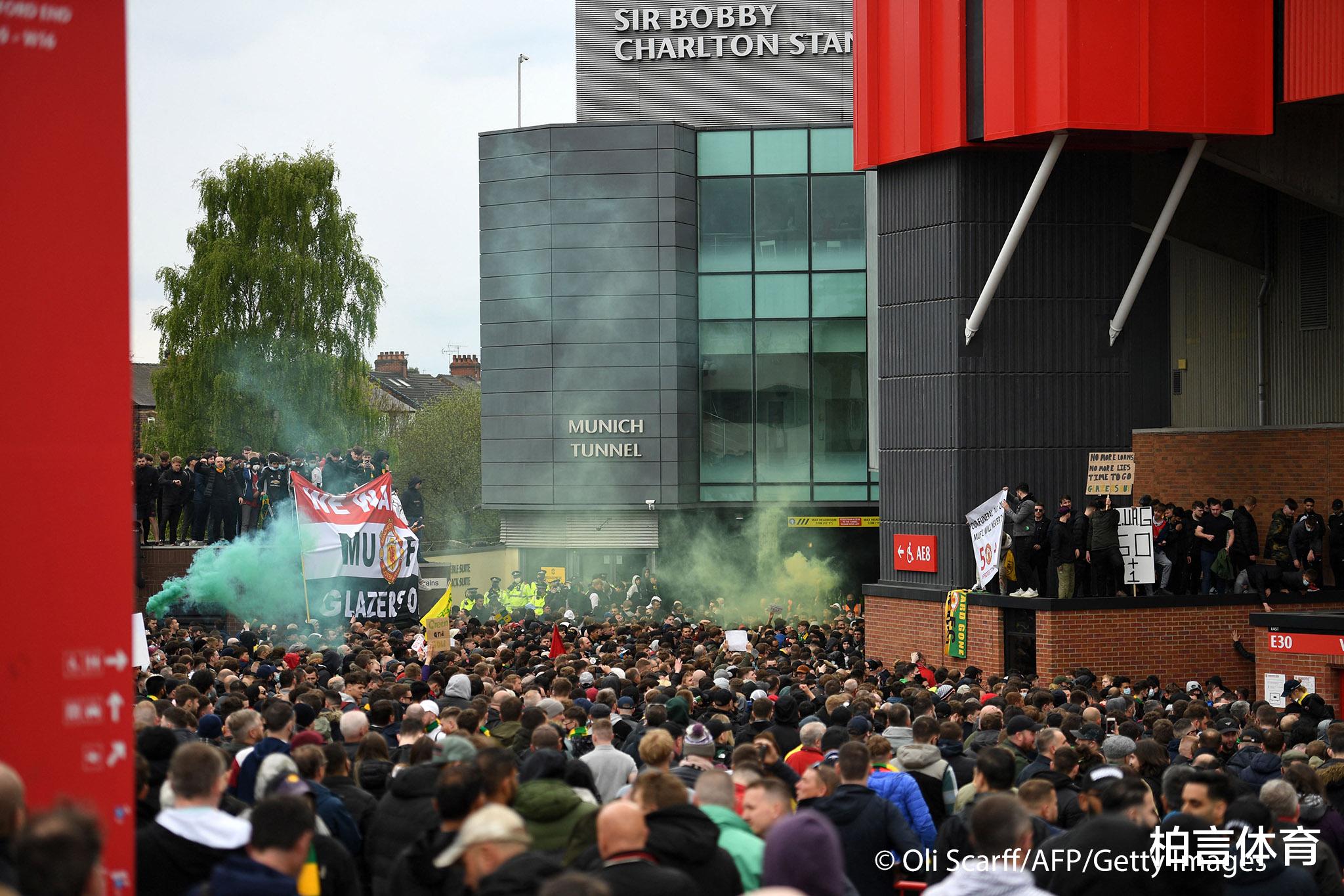 曼联|突发！曼联战利物浦延期，球迷冲进球场打砸抢，警察被迫出大招