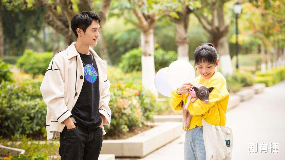 香港小姐|偶像剧的男主为什么会喜欢平平无常的女主？关键是背后资本搞的鬼