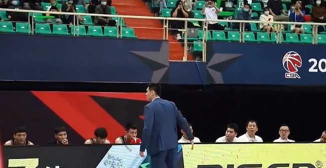 杨鸣|6分钟4犯1失误！杨鸣将辽篮大将赶出球场，于嘉：这是气急了