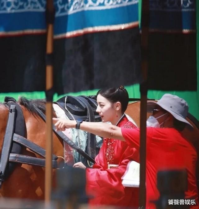 任嘉伦|迪丽热巴新剧路透来了：穿红衣展现侧颜杀，90花古装不再显老气