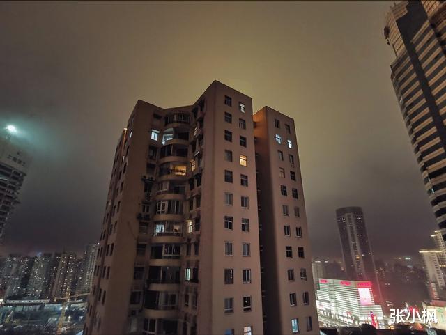 阳台|一栋33层的楼房，住在顶楼是什么样的感受？