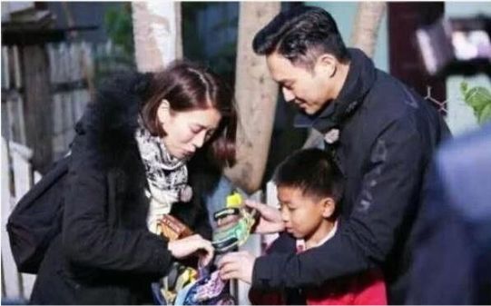 张智霖|老师怀疑学生家庭有问题，要求去家访，见后发现全家都是当红明星