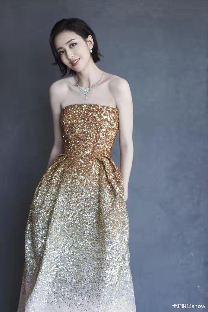 佟丽娅|佟丽娅穿越复杂反而越美，裙子又花又鲜艳，一般人还真hold不住