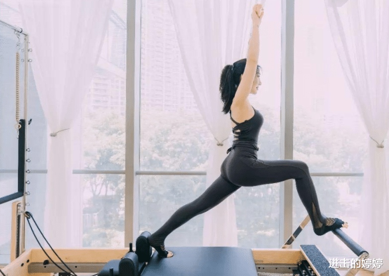 杨钰莹|48岁杨钰莹从130斤瘦到99斤，长腿圆润，双峰挺拔，美的让人窒息！坦言：减肥太简单