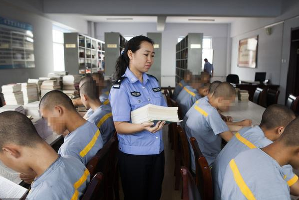 安妈育儿日|高考试卷真是在监狱里印刷的吗?犯人想要参与,也要满足要求