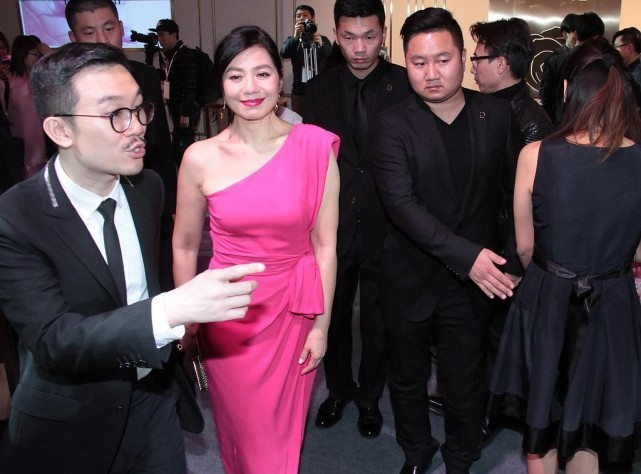 白小白的衣橱|钟楚红老了也优雅，就算看脸不咋年轻了，但穿上艳粉色依旧高贵