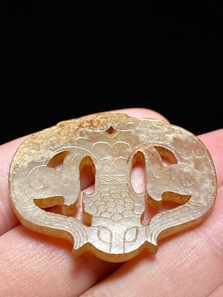 和田玉籽料|战国 和田玉籽料 游丝毛雕 螭龙纹 玉珮