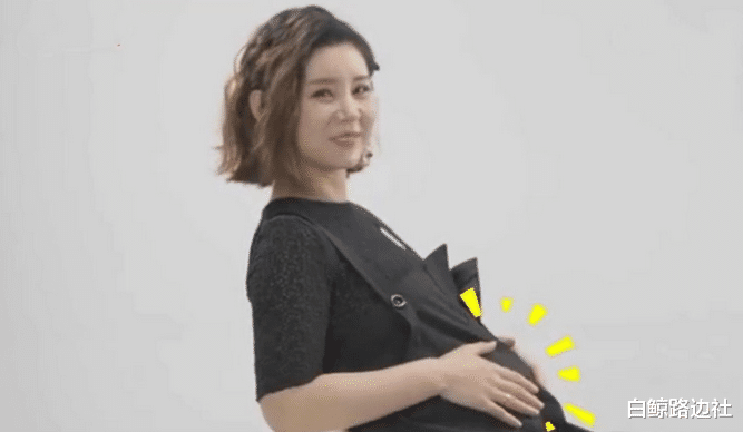 李小萌|王雷携妻子参加好友聚会!李小萌挺二胎孕肚,素面朝天颜值仍能打