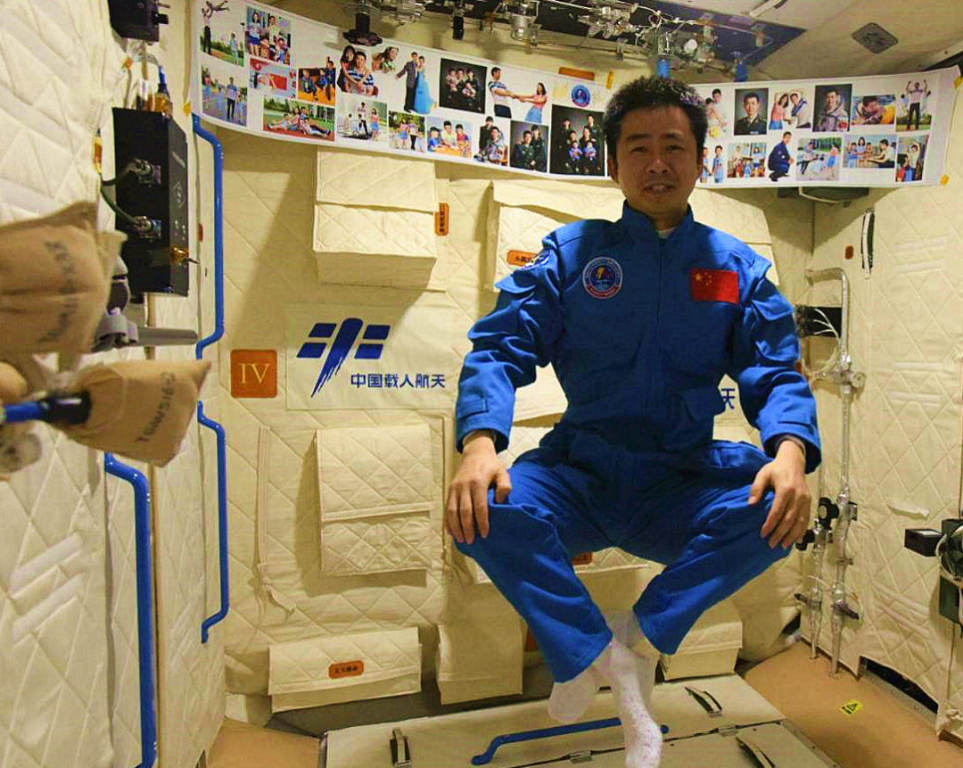 太空厕所“演变史”:神舟13号航天员在太空住6个月,怎么如厕?