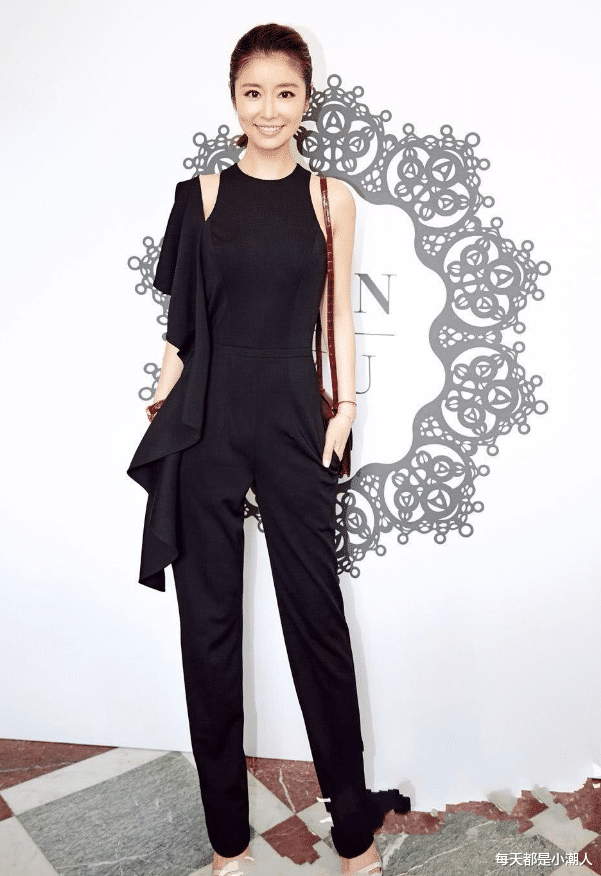 穿衣搭配|林心如造型又踩雷，古风裙装却要搭配波浪卷发，还暴露腋下赘肉