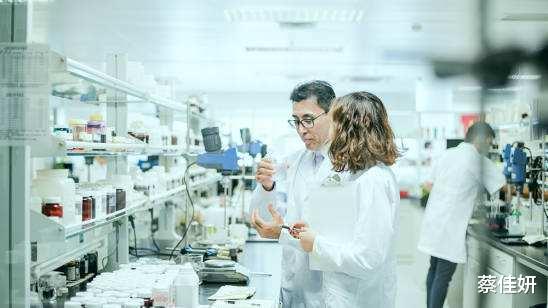 |50岁富婆示爱27岁帅气男助理，女儿崩溃：“不想要第6个爸爸了”