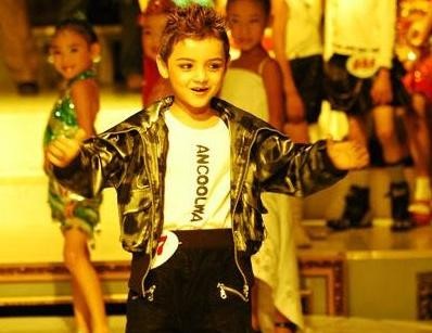 彭义程|童星阿尔法近照显憔悴!胡子拉碴黑眼圈突出,一头植发被嘲太假