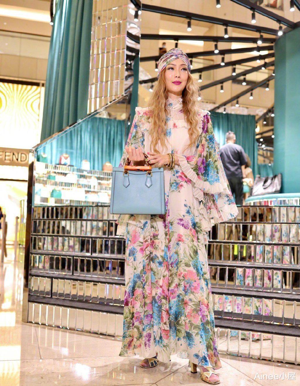 Ainee小屋|郑秀文把自己打扮得挺花哨，长裙配花头巾，梅子色口红挺特别