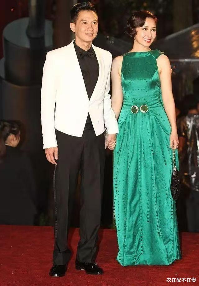 衣在配不在贵|张家辉难得和妻子同框，关咏荷穿绿裙优雅高贵，看着就有阔太范儿