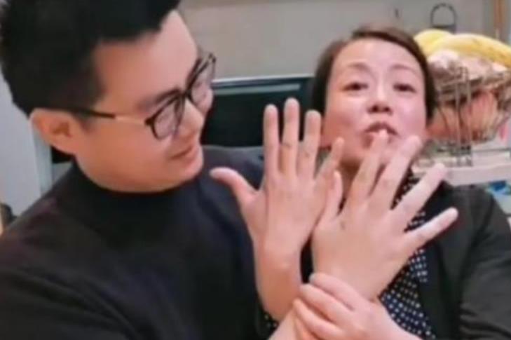 李靓蕾|继严查假户籍之后，杜新枝铁粉接连退出，老杜晒生病住院照装可怜