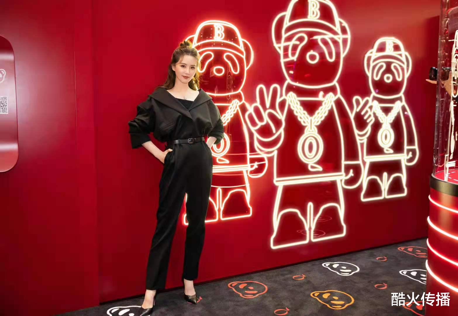 权力的游戏|刘诗诗一改往日优雅温婉的装扮，回归\诗爷\本质，露出迷人天鹅颈羡煞旁人