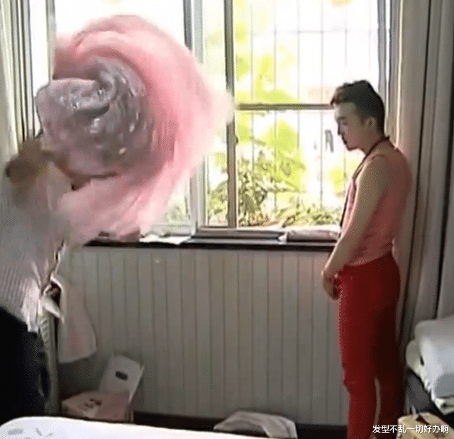 |儿子为梦想变装女性，妆后竟比女人还美，父亲破门而入大骂变态