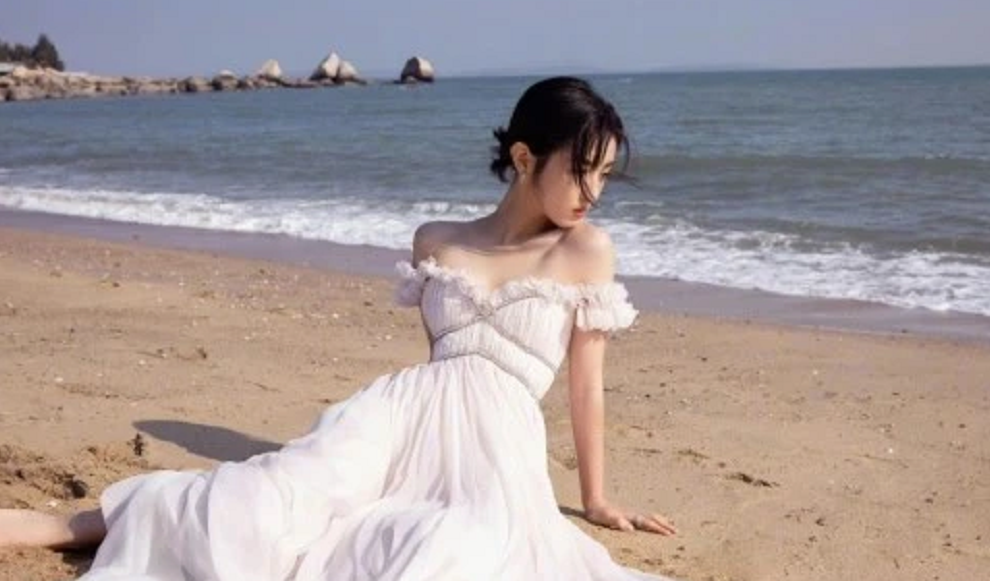 张子枫|国民闺女张子枫彻底大逆袭！穿露肩裙美成希腊公主，成红毯大赢家