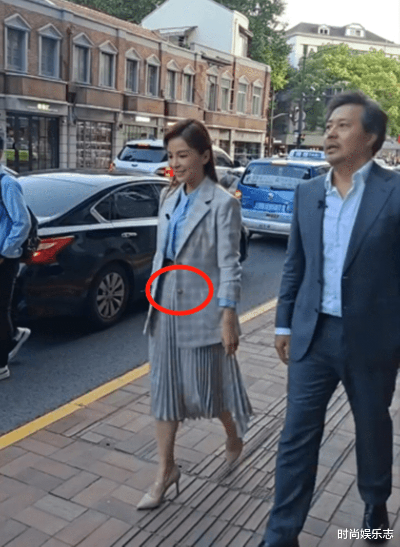 时尚娱乐志|朱迅生图下面容好憔悴，踩着恨天高高强度工作，看着让人心疼！